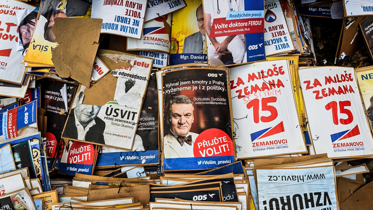 Politické strany jako nepřítel? Lepší kontrola financí pomůže obnovit důvěru