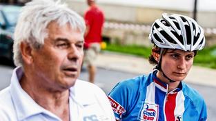 Fenomenální sportovkyně kraluje na ledě i na silnici. Na snímku s trenérem Novákem