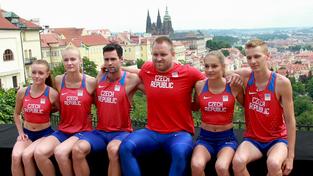 Čeští atleti předvedli dresy, ve kterých nastoupí na olympiádě v Riu. Zleva Nikola Bendová, Michaela Hrubá, Jan Kudlička, Tomáš Staněk, Tereza Vokálová a Filip Sasínek