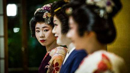 Proč Japonky platí horentní částky, aby se naučily chodit na podpatcích