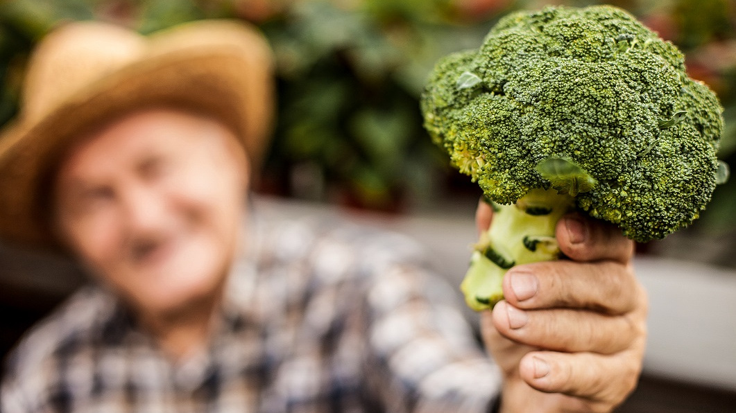 Proč osamělí muži nejedí zeleninu a rozvedené ženy zase méně pijí alkohol