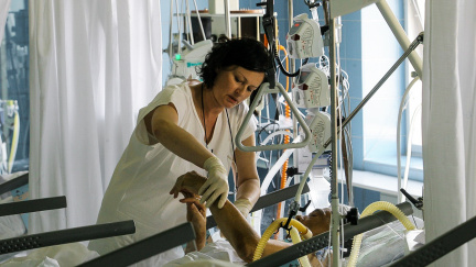 Komentář: Špatně, pane ministře! Problém nejsou převzdělané sestry, ale jejich mizerné mzdy