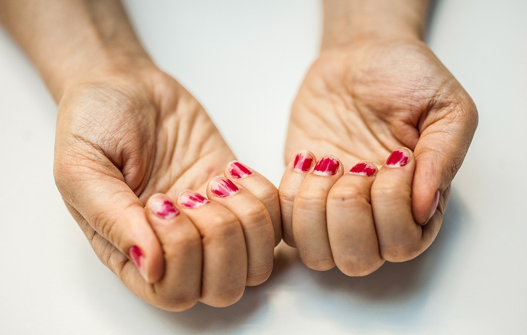 Co všechno žije pod našimi nehty?