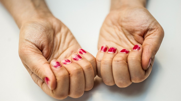 Co všechno žije pod našimi nehty?