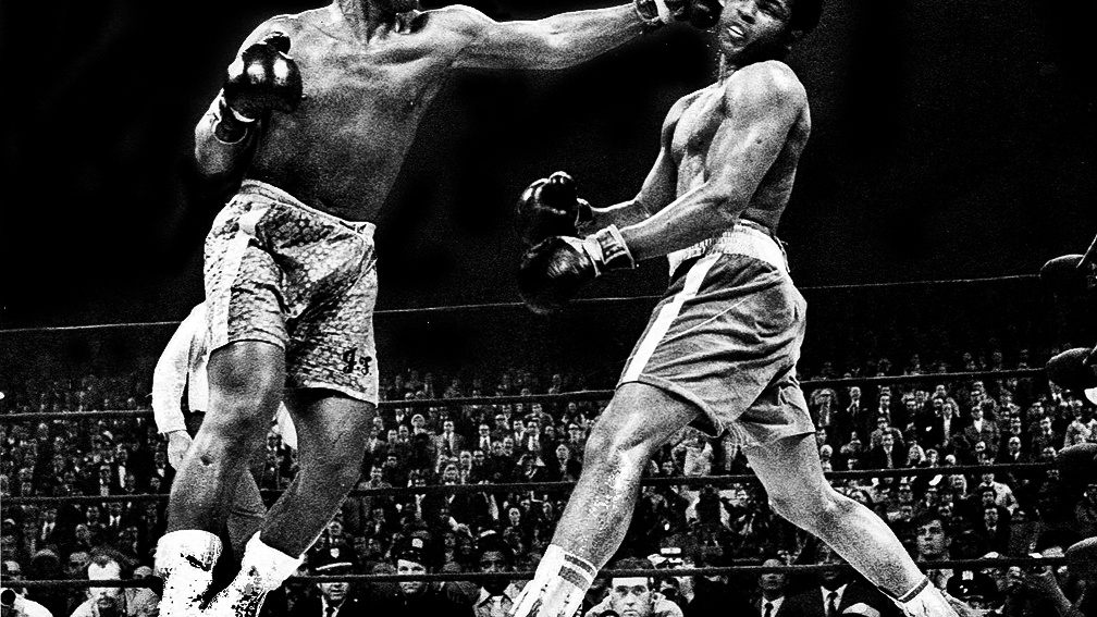 Rukavice a suspenzor ze 'zápasu století' jsou na prodej