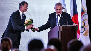 Zeman posílá květinu Martině Sáblíkové