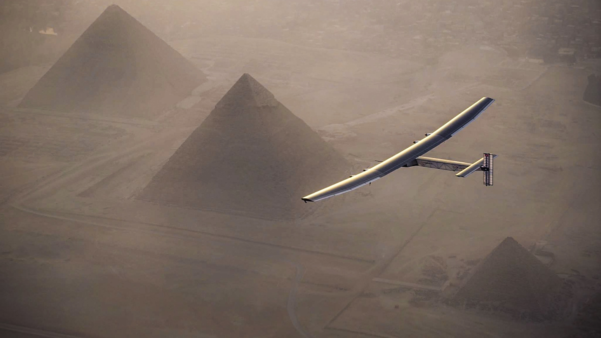 Solární letoun přistál u pyramid. Zbývá mu poslední cesta