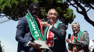 Střelec vítězné branky Portugalska Éder, rodák z africké Guiney-Bissau, v objetí s prezidentem Portugalska Marcelem Rebelem de Sousou