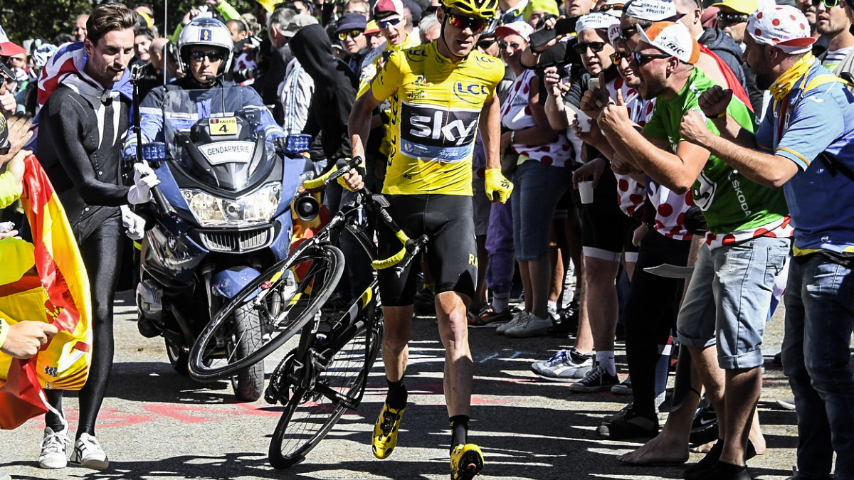 Tohle jen tak neuvidíte! Froome přišel o kolo a do cíle běžel
