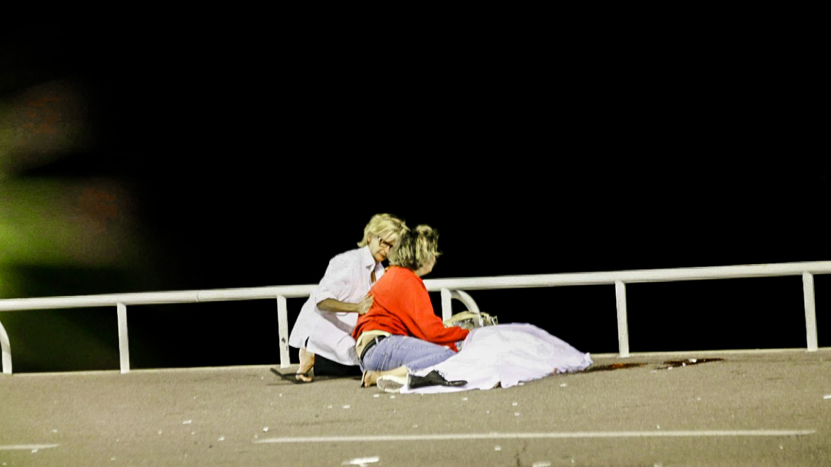 Kamion připomínal sekačku, jen místo trávy za sebou nechával lidská těla