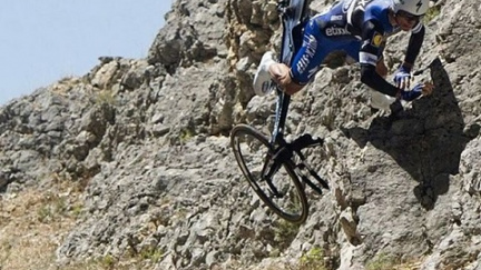 Nejšílenější fotka v dějinách Tour! Jak moc se Francouz potloukl?