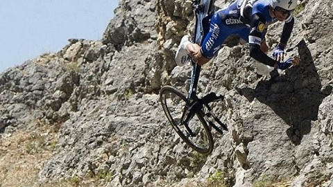 Nejšílenější fotka v dějinách Tour! Jak moc se Francouz potloukl?