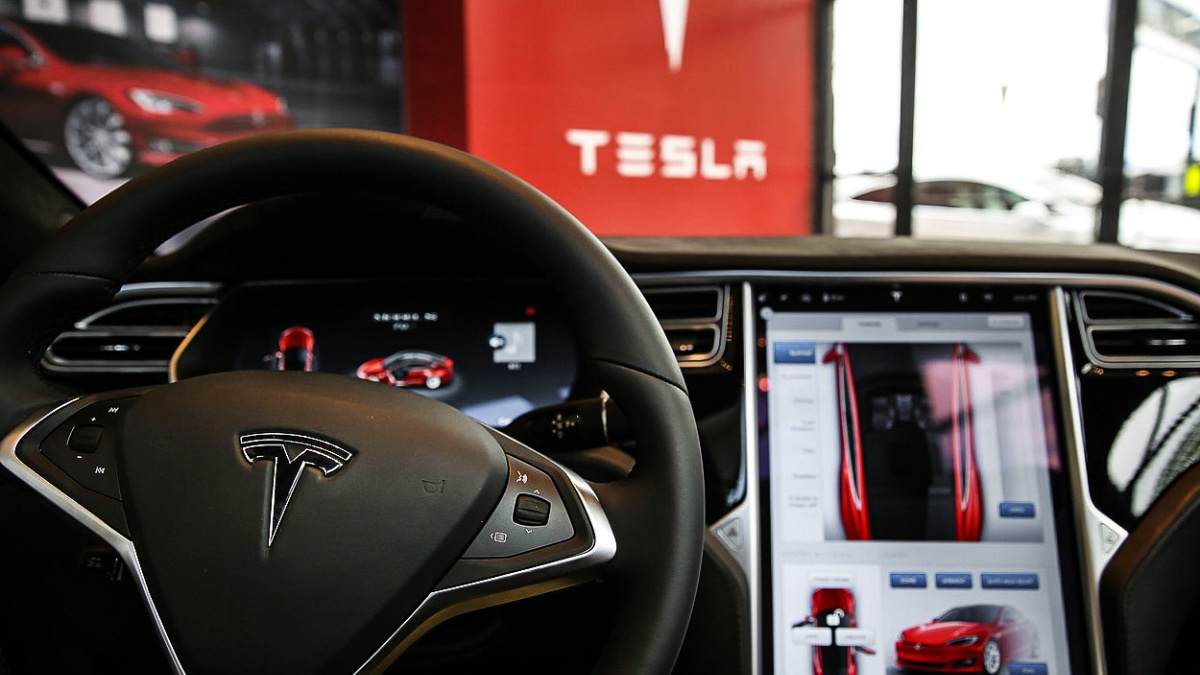 První smrt s Autopilotem: Člověk jako hlavní problém samořídících aut