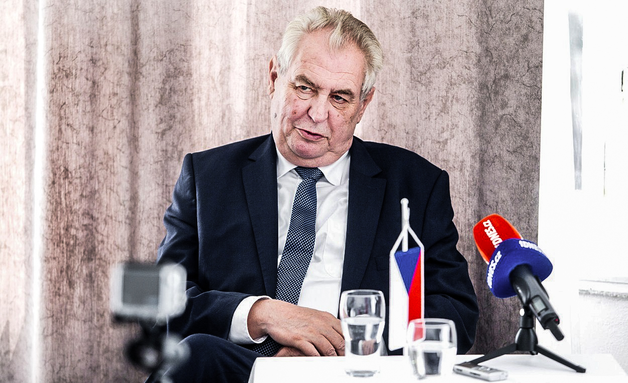 Zemanův prezidentský fond na splácení dluhu už netáhne. Dary klesly na polovinu