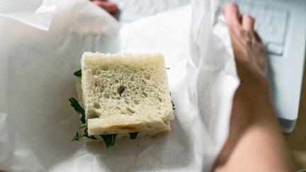 Za drobky v klávesnici může kapitalismus. Nutí nás obědvat u počítače