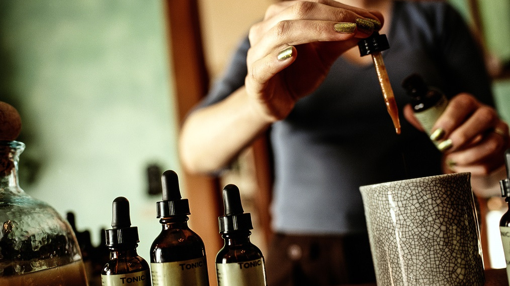 Když léčí internetoví šarlatáni, nemocní utrácejí a umírají