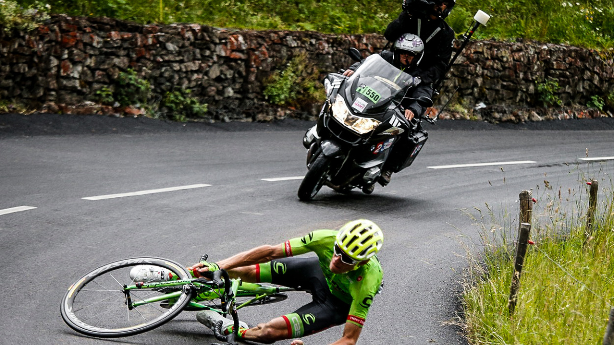 Kluzká etapa plná dramatických pádů. Kdo všechno hobloval asfalt?