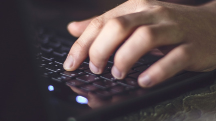 Na dovolenou s chytrým telefonem: Jak se ochránit před hackery, kteří číhají v cizině