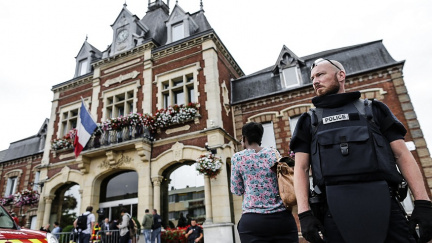 Aktualizováno: Další útok ve Francii: Ozbrojenci vtrhli do kostela, faráři podřízli hrdlo