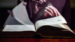 Správní bílí Češi se hlásí ke křesťanským hodnotám. Ale jen v internetových diskusích