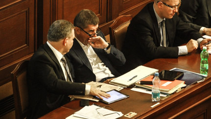 Komentář: Utrum pro žvanící poslance nebo konec demokracie v Česku?