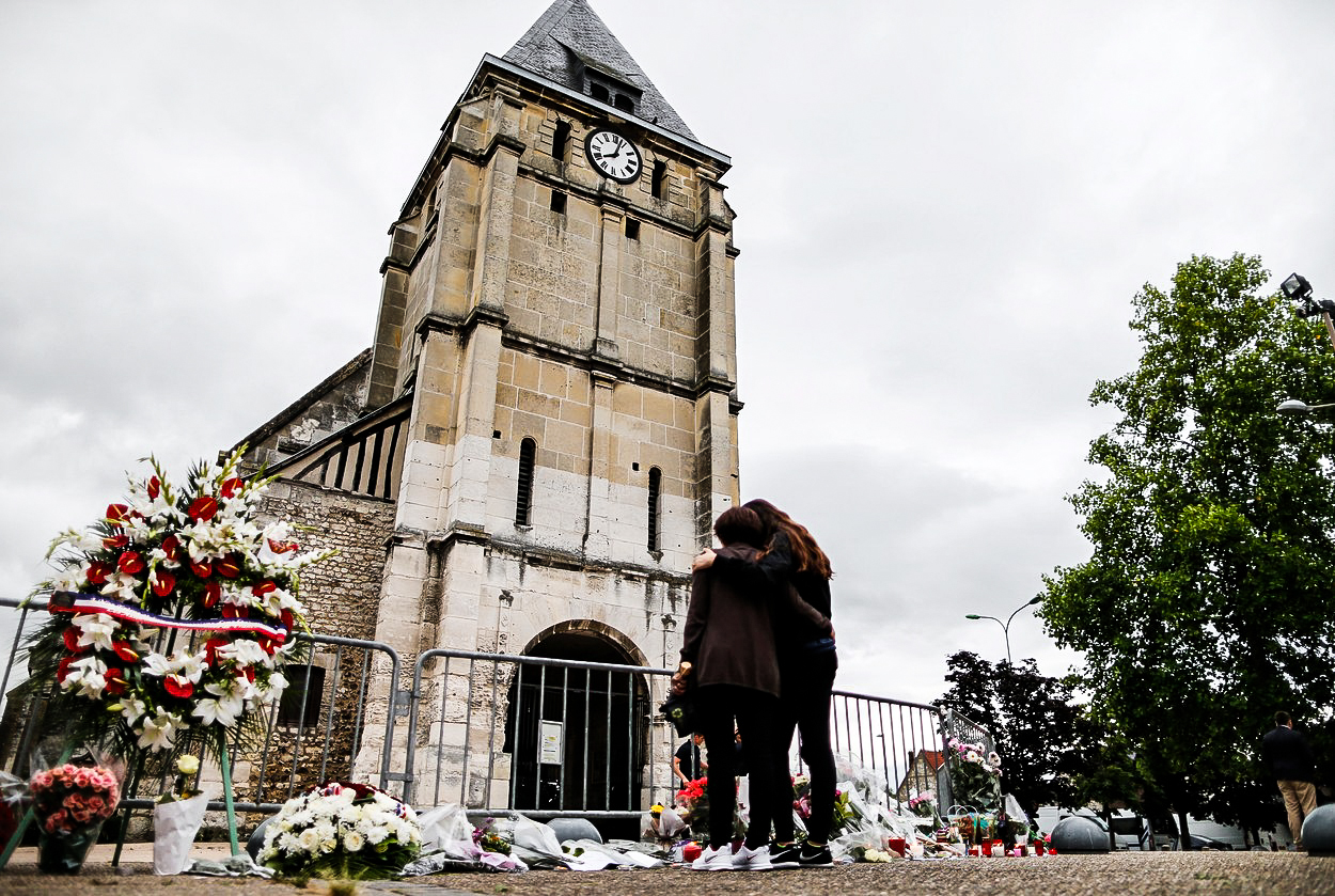 Zůstaňte doma a vražděte pistolí, mačetou nebo kamionem: Evropa tváří v tvář zlu