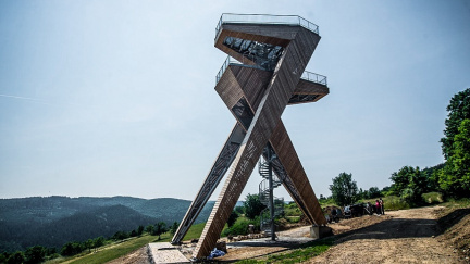 Česká posedlost rozhlednami nezná míru. Do polí koukáme za miliardy z Bruselu