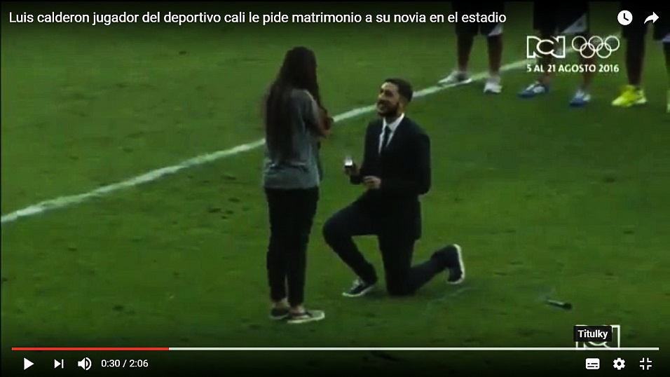 Žádost o ruku přímo na hřišti? Fotbalisté mají romantiku prostě v krvi