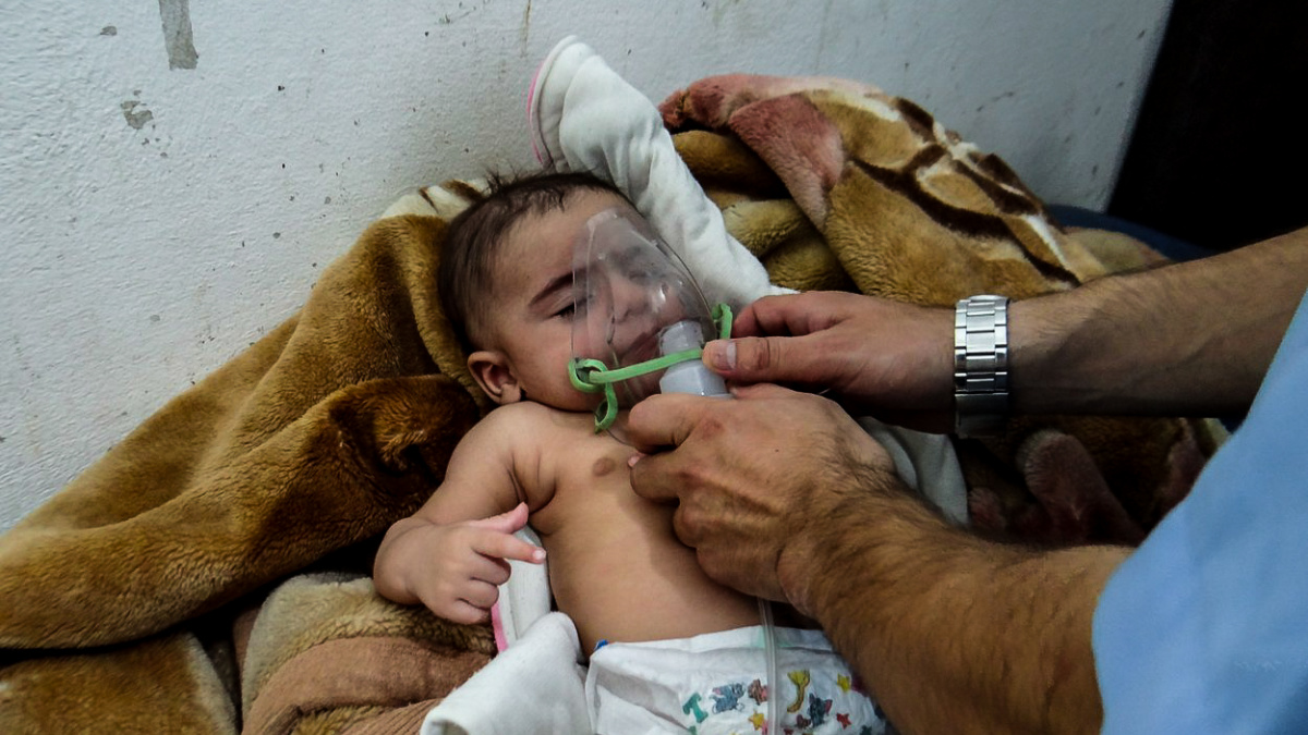 Syrskou vesnici zasáhl chemický útok. Povstalci obviňují Asada