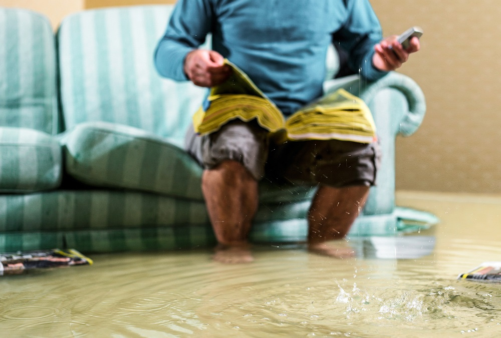 Hodinoví manželé berou práci řemeslníkům. Do války o české domácnosti zasáhne stát