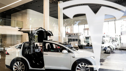 Amerika proti Evropě: Tesla vyrábí luxusní elektromobily, konkurence chystá protiúder