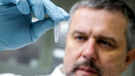 Malá změna, ale velký pokrok pro férový soudní proces. Policie přišla o monopol na revizní posudky DNA