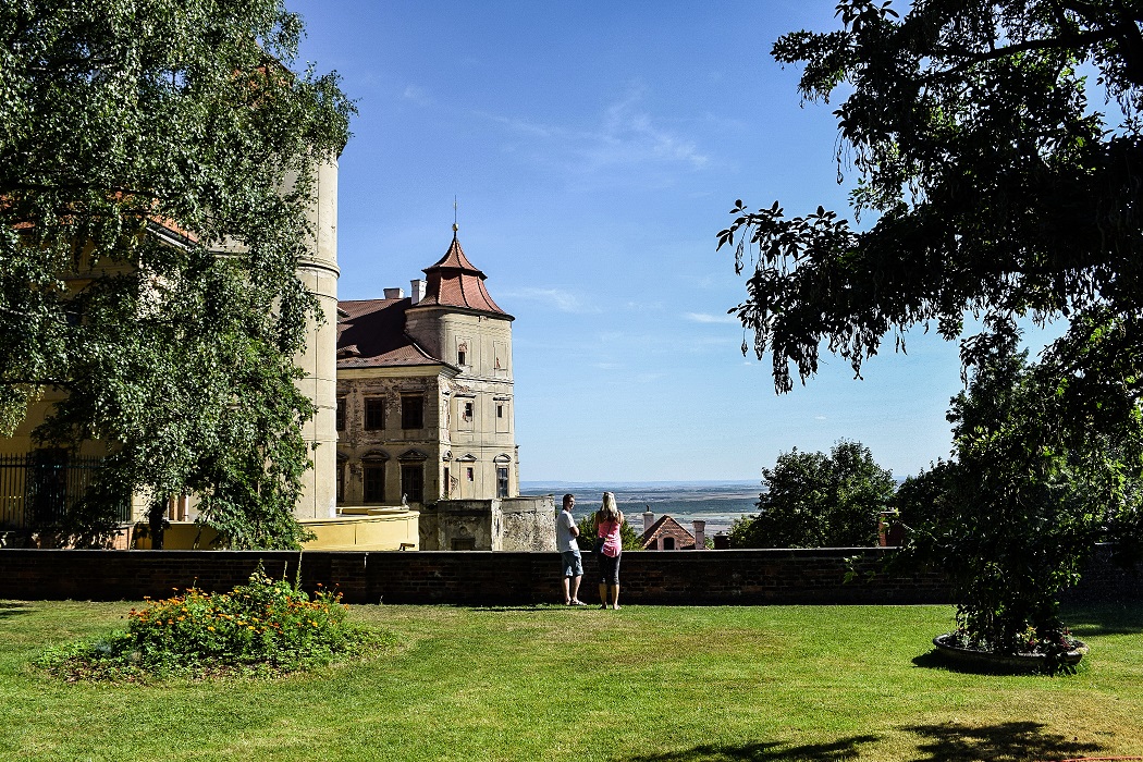 Zámek, který neměl existovat a české hudební okno do světa