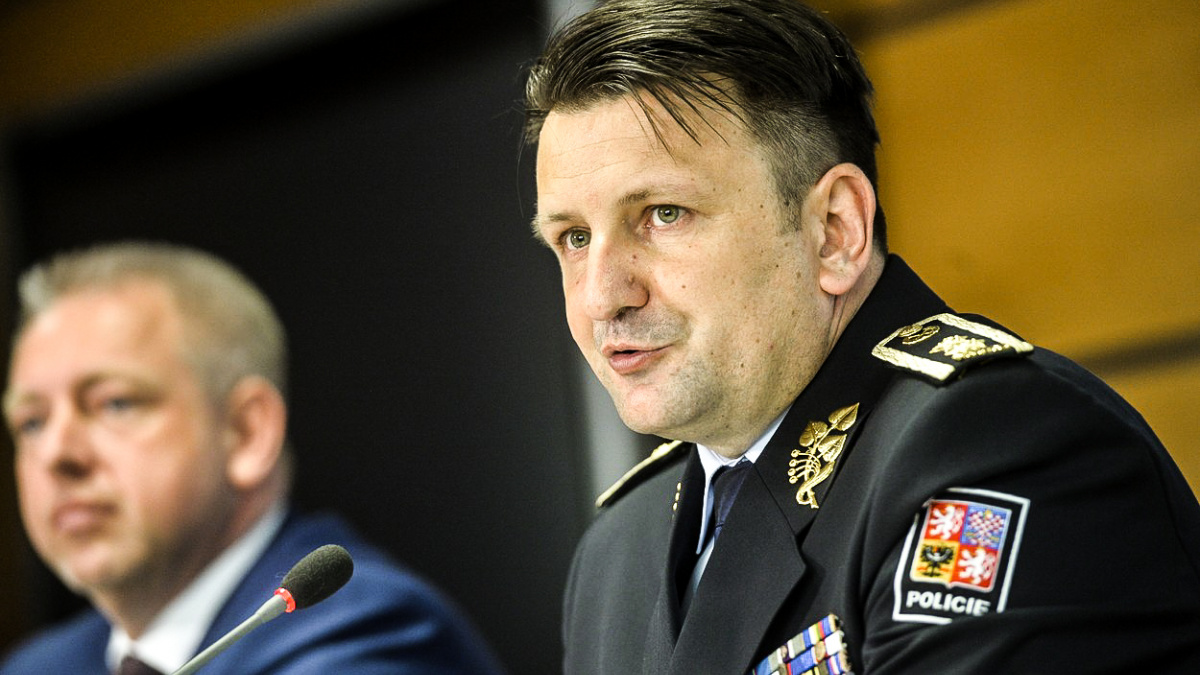 Patnáct hodin výslechů a jediný výsledek: Šlachtova zpráva se nezveřejní