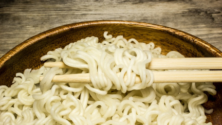 Zapomeňte na cigarety, za mřížemi se platí instantními nudlemi