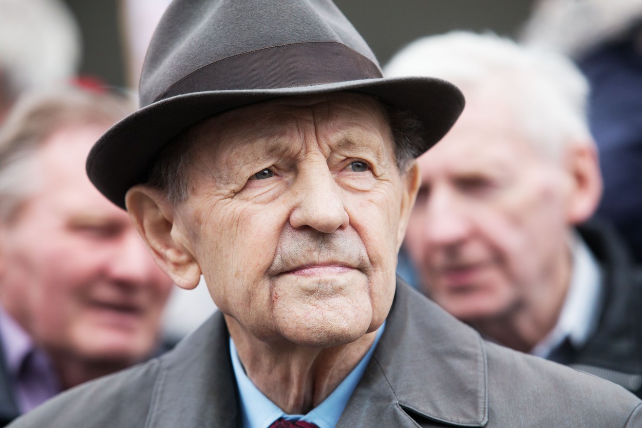 Německo bude vyšetřovat Jakeše a Štrougala. Kvůli zabití německých emigrantů