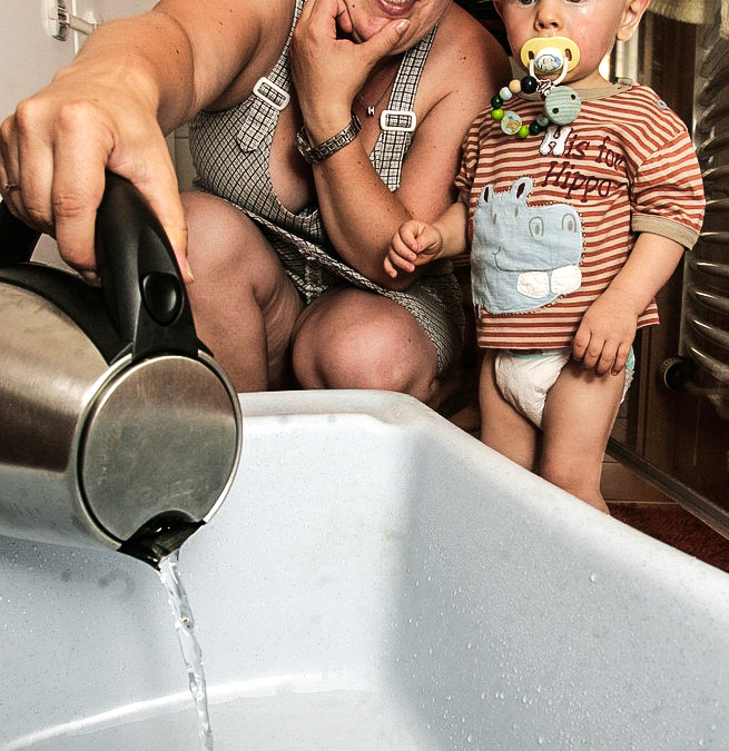 Cirkus s kastroly a kýbly: Odstávky vody postihují nejen Česko