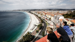 Celebrity opouštějí svou tradiční baštu. Děsí je teroristé, nebo se jim to jen okoukalo?