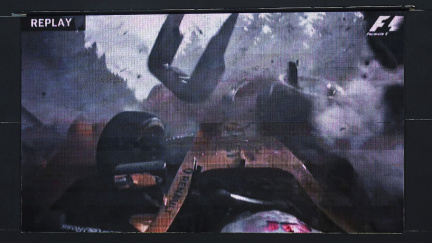 Obávaná zatáčka málem stála Magnussena život. Z auta ale vyšel sám, jen kulhal