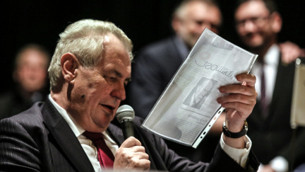 Aktualizováno: Hrad se musí za Zemanova slova o Peroutkovi omluvit