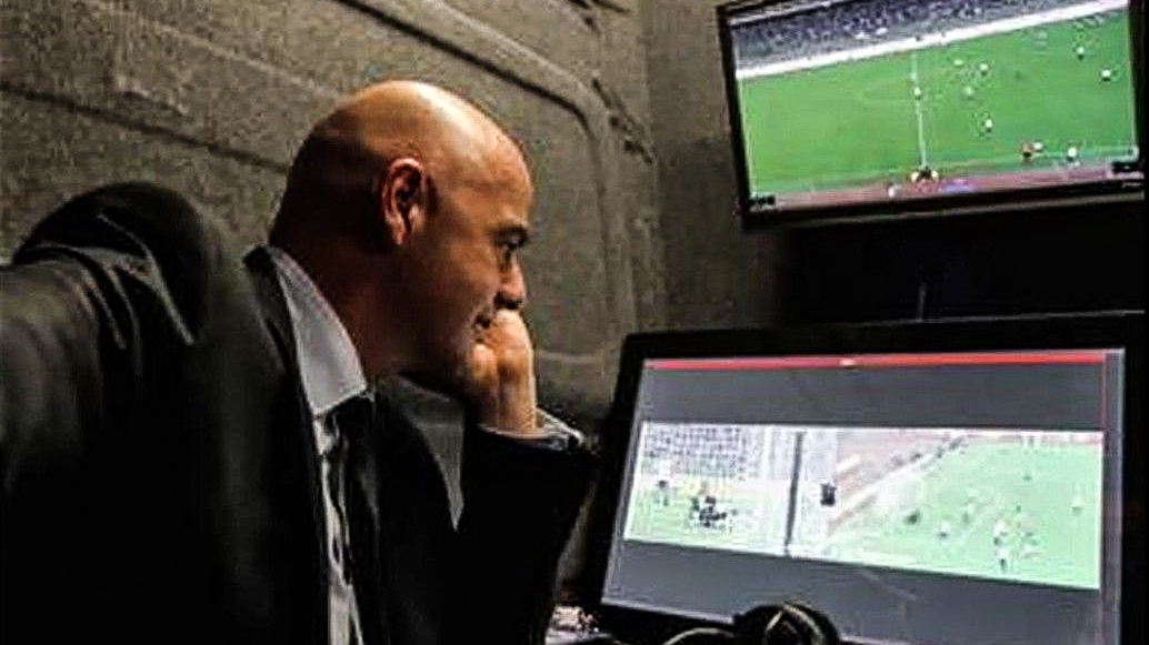 Revoluce ve fotbale! FIFA poprvé vyzkoušela videorozhodčí