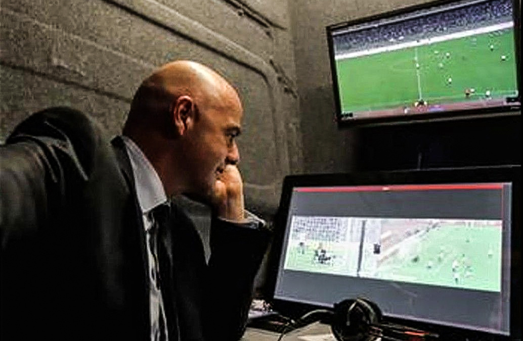 Revoluce ve fotbale! FIFA poprvé vyzkoušela videorozhodčí