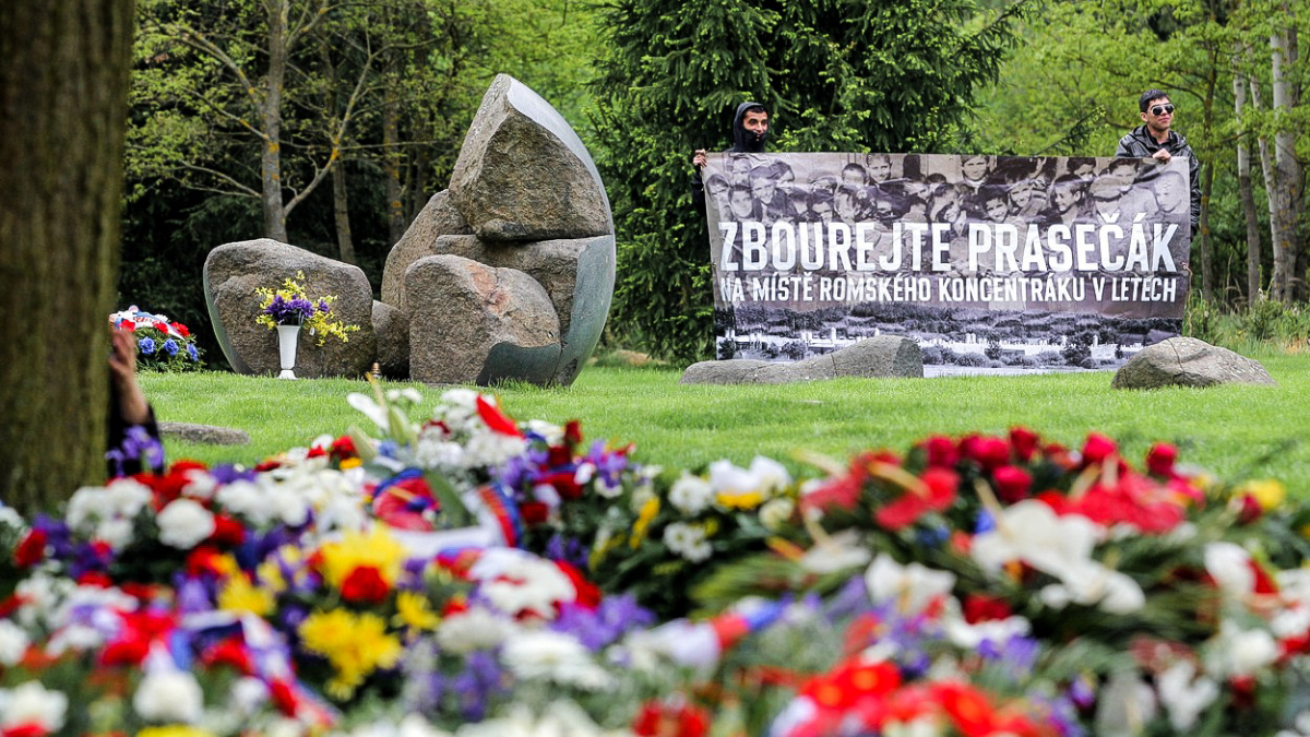 Dvacet let planých slibů zbourat prasečák. A Andrej se jenom směje