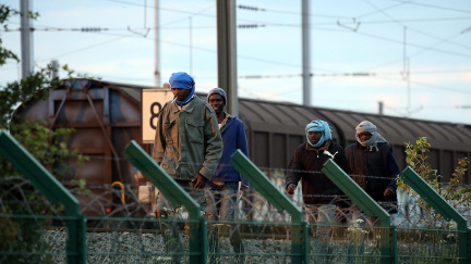 Britové staví ve Francii zeď proti migrantům