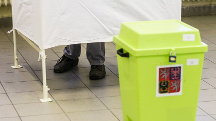 Komentář: Krajské volby bez krajských témat: Problémy obyčejných lidí nezajímají ani politiky, ani ČT