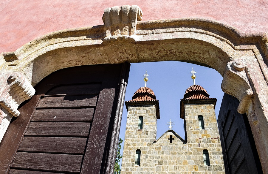 Nečekaný skvost nedaleko Prahy: Záhadná bazilika, legenda o oslíkovi a Bílá paní