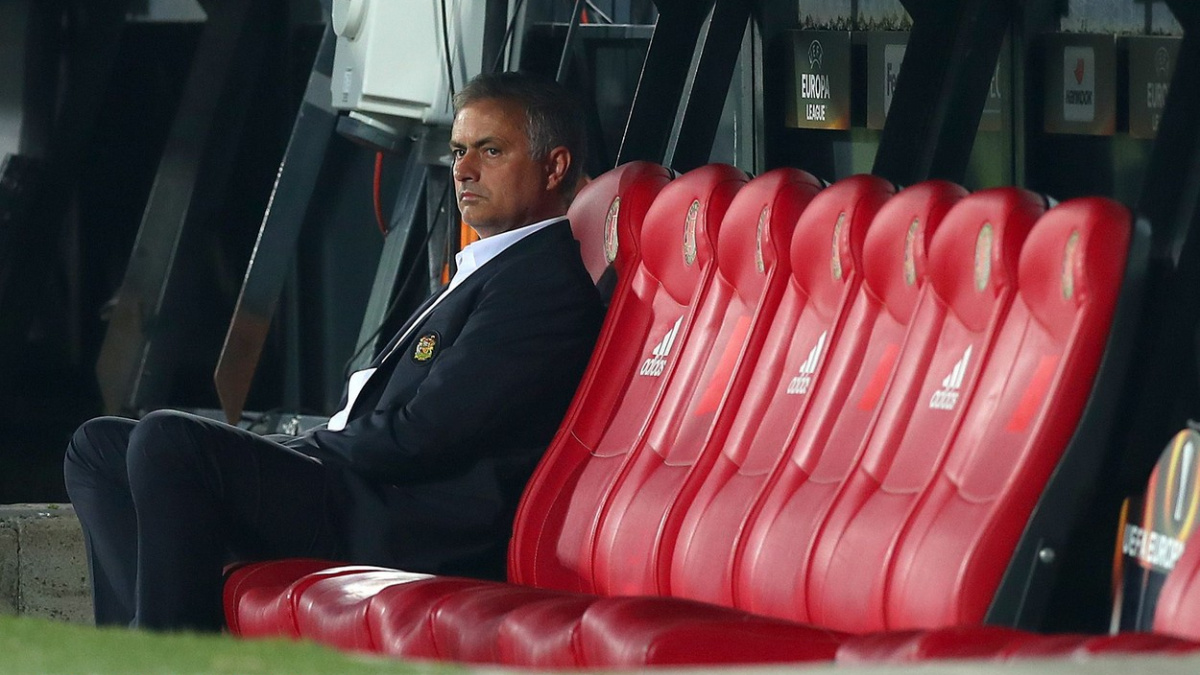 Blamáž elitních trenérů v 'slabé' Evropě. Mourinho prohru nechápe