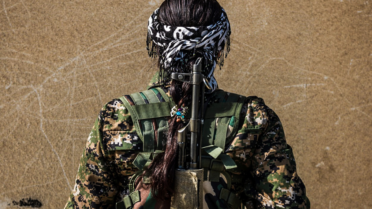 Krásná kulometčice, která padla v bojích: Neopěvujte ji, zlobí se Kurdové