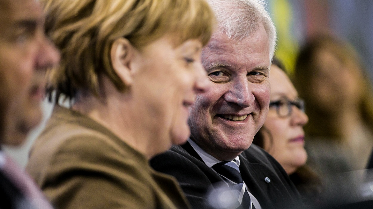 Šéf CSU hrozí Merkelové. Bez uprchlických limitů končí s volební podporou