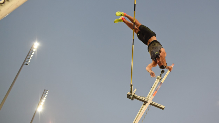 Tyč místo pádla. Kudlička vyučoval Prskavce a zlobil se: 'Jak to držíš?'